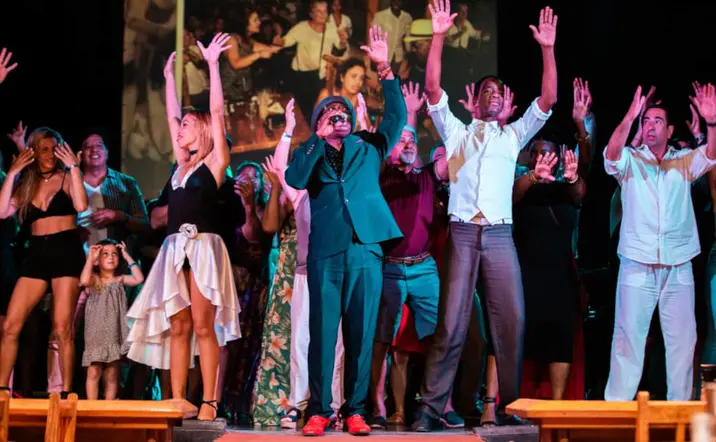 Show animado en La Habana, recordando las canciones de una de las bandas más emblemáticas del país.