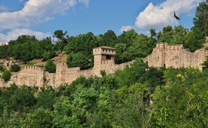 La amplia fortaleza está rodeada de una exuberante vegetación que refuerza aún más el paisaje idílico.