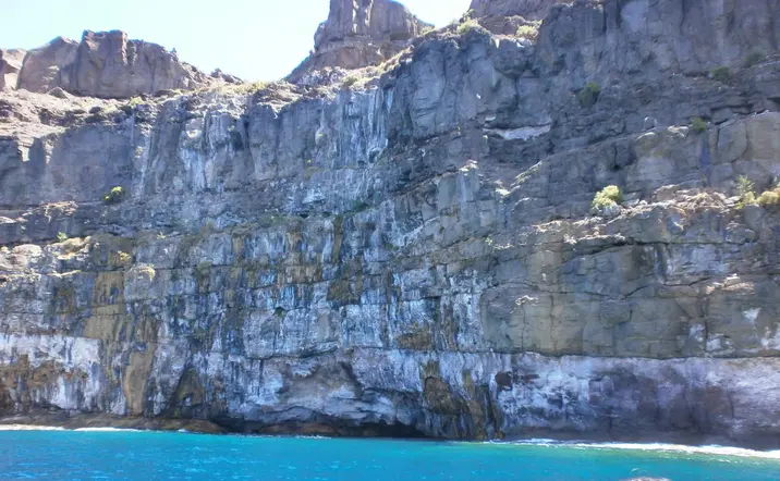 Desde la embarcación tendrás vistas privilegiadas a los paisajes de la isla.