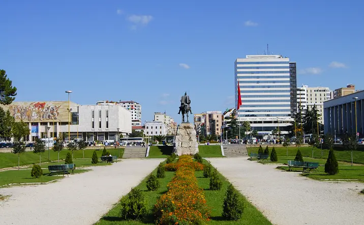 La Plaza Skanderbeg es uno de los atractivos turísticos que visitaremos junto al guía.