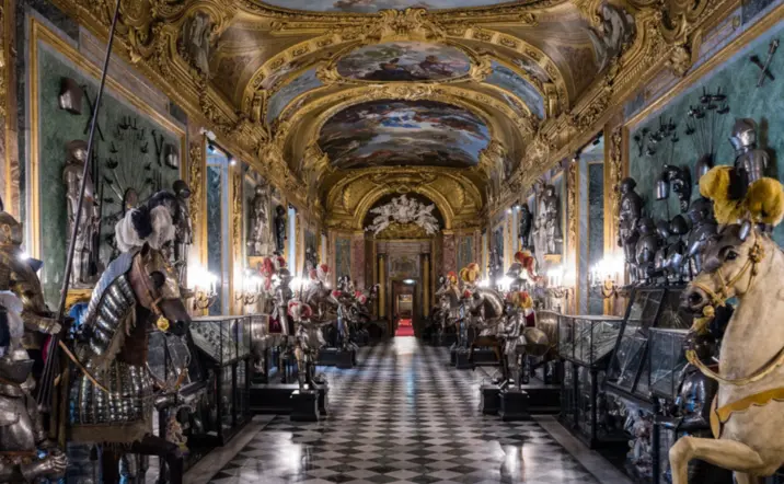 En la visita guiada por el Palacio Real te contaremos los secretos de sus estancias y figuras más importantes.