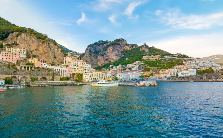 Vista de Capri desde el mar, con los Jardines Augusto, el puerto y una estampa de postal.