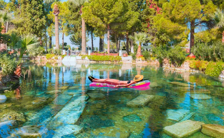 Los baños de Cleopatra son una de las maravillas de Turquía.