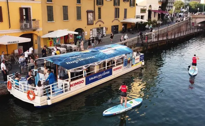 Barco que recorre los canales de navegación de Navigli.