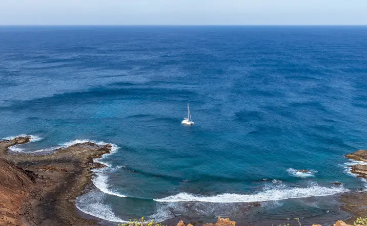 Paseo en catamarán en Isla de Lobos en medio del océano.