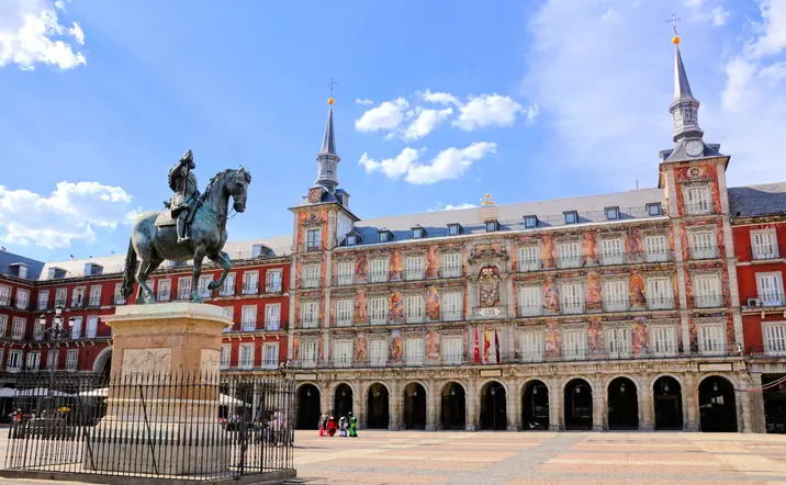 En la Plaza Mayor escucharás las anécdotas y los secretos de los protagonistas de la Edad de Oro.