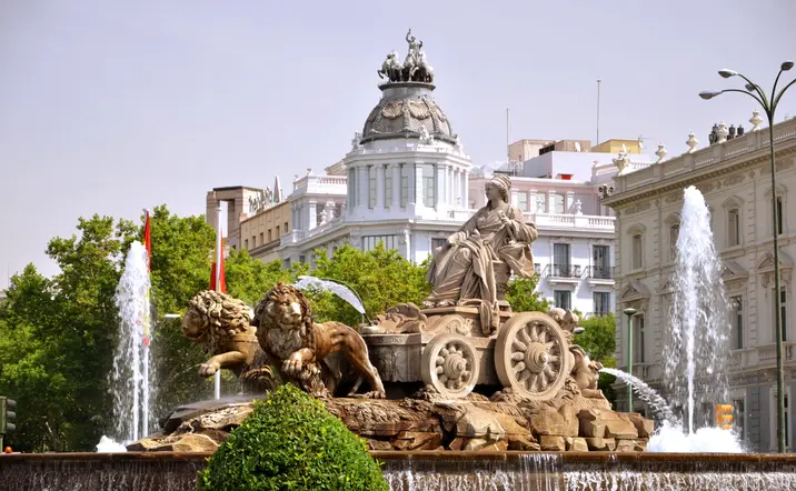 La Fuente de Cibeles fue construida durante el reinado del rey Carlos III de España, quien pertenecía a la dinastía de los Borbones.