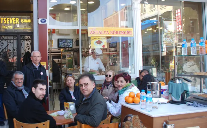 Gente sentada en un bar disfrutando de los sabores turcos.