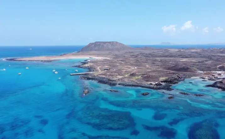 Isla de Lobos, a la que puedes llegar en un taxi marítimo desde Corralejo para pasar el día.