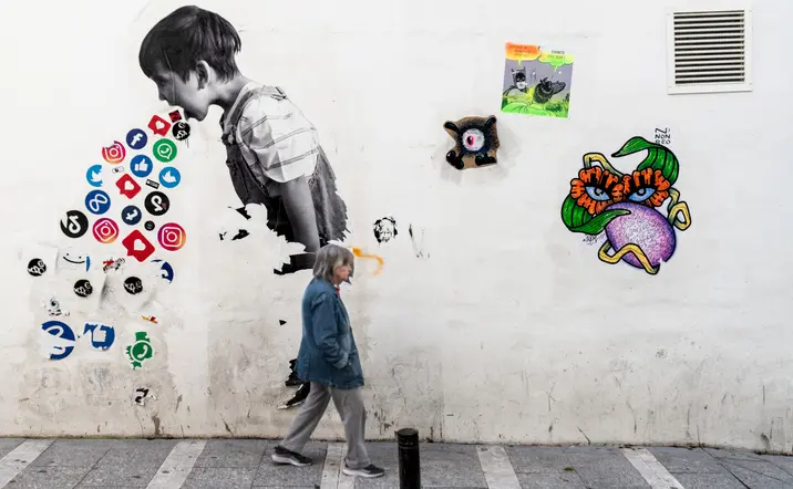 Muro pintado con colores y repleto de símbolos en los barrios más alternativos de Madrid.