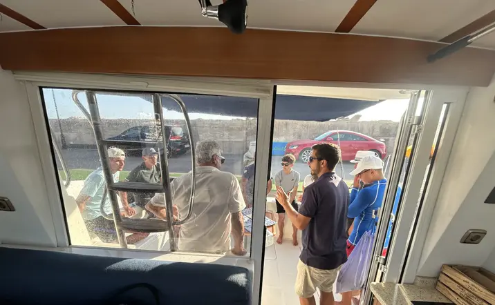 Explicaciones al grupo de pesca a la salida del puerto de Can Picafort.