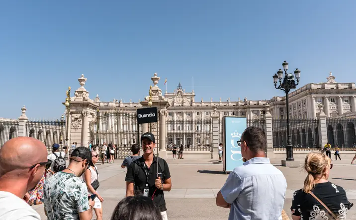 Expert guide offering a private tour of the Royal Palace and Royal Gardens of Madrid.