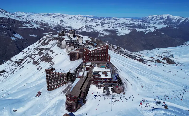 Vista aérea de Valle Nevado, una de las atracciones turísticas más destacadas en invierno.