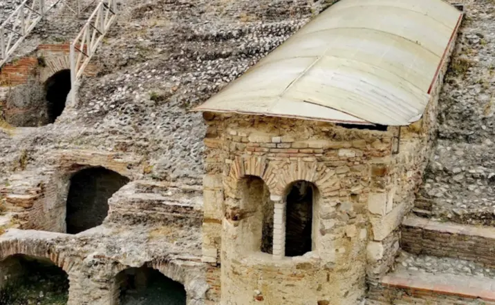 Antiguo teatro de Durres, del que conocerás su historia en esa excursión.