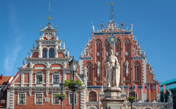 La Casa Estatua de las Cabezas Negras se encuentra junto al Ayuntamiento, en pleno corazón del centro histórico de Riga.