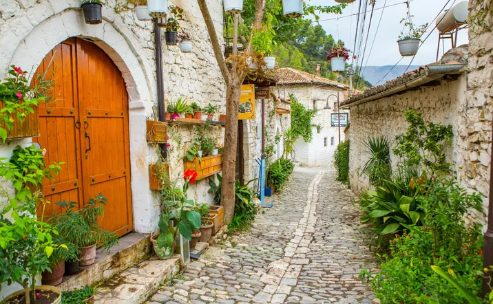 Casco antiguo de Berat, calles empedradas por las que podrás pasear.