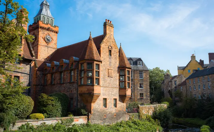 Detalle de un edificio histórico de piedra en Dean Village.