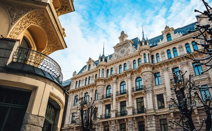 Edicio con detalles ornamentales que podrás ver en el free tour del art nouveau por Riga.