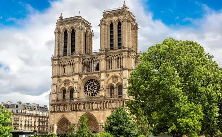 Fachada de la catedral más importante de Francia.