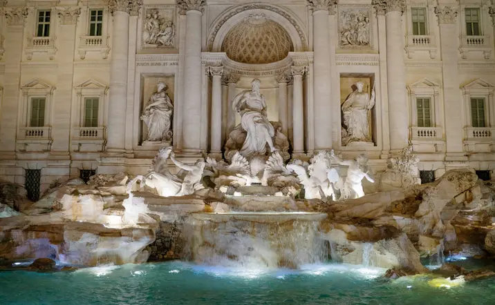 Fontana di Trevi, uno de los monumentos estrella de Roma, te espera en el free tour por la ciudad iluminada.