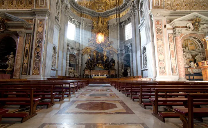Interior de la Basílica de San Pedro, un oasis de paz y espiritualidad.