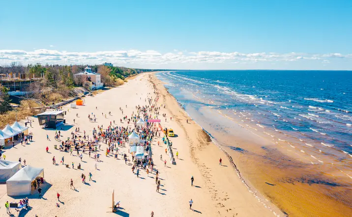 La playa de arena blanca de Jürmala es un destino turístico muy solicitado por los letones.