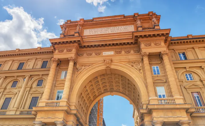 Puerta de la Piazza de la República, una de las más emblemáticas de la ciudad.