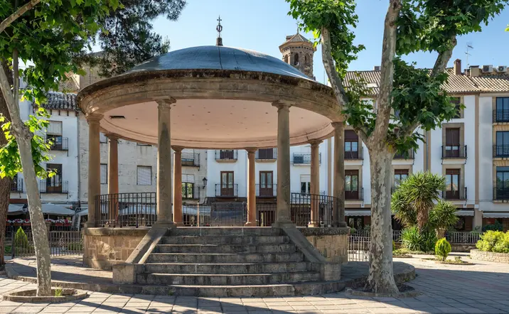Plaza de la Constitución de Baeza, punto de encuentro de locales y turistas.