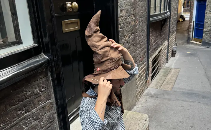 Uno de los momentos más interesantes del free tour será cuando te pruebes el Sombrero Seleccionador.