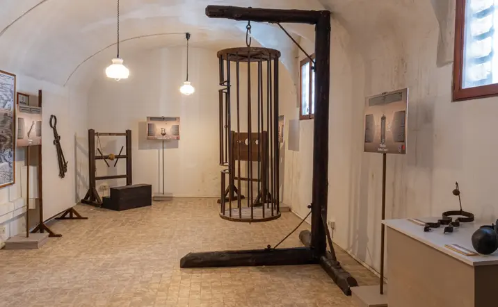 Visita guiada al Palacio de las Prisiones y los misterios de los Señores de la Noche - buendía