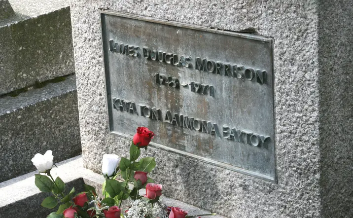 Tumba Jim Morrison, líder de la icónica banda The Doors.