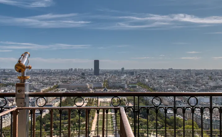 Vistas desde el segundo piso de la Torre Eiffel a la ciudad.