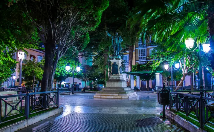 Plaza de la Candelaria de noche (Cádiz)