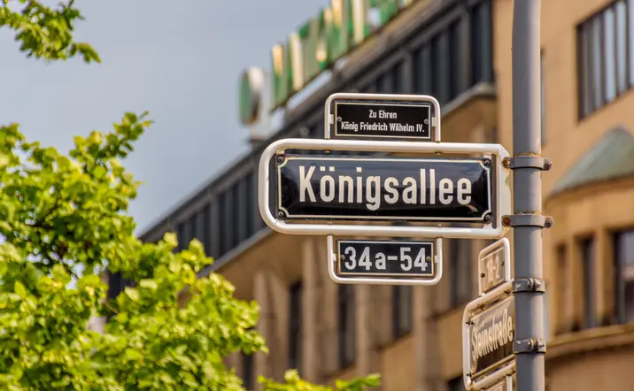 Señal de la calle principal de Düsseldorf (Königsallee)