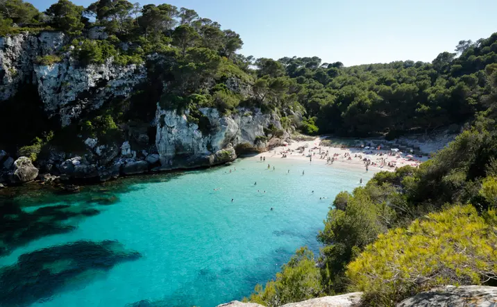Descubre la serenidad de Cala Macarelleta, un rincón apartado de las multitudes.