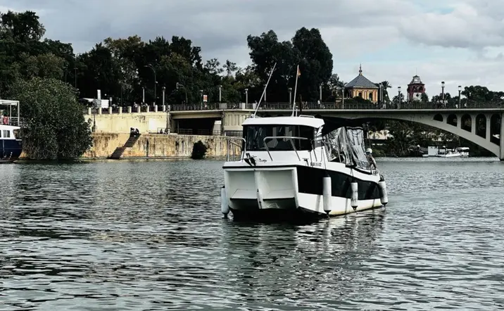 El barco navega suavemente, ofreciendo una vista única del Guadalquivir.