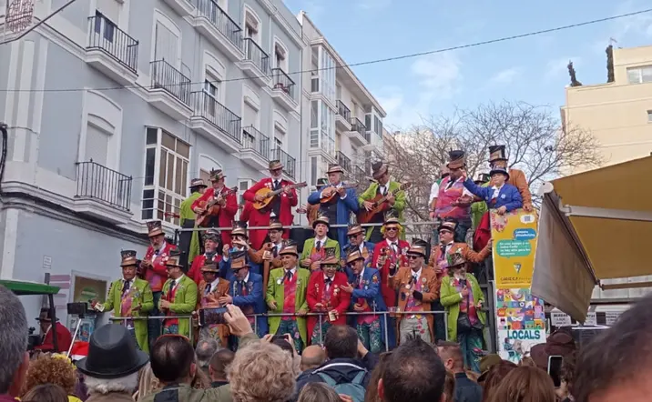 Comparsa actuando en el carnaval de Cádiz