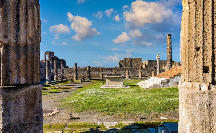 Ruinas de Pompeya, con columnas caídas que contemplaremos en esta excursión.
