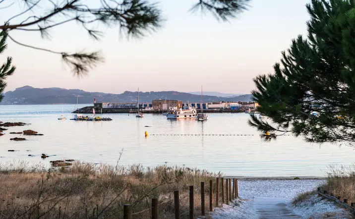 Imagen general del puerto de Portonovo