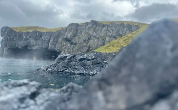 Vista rocosa del Sky Lagoon en Islandia