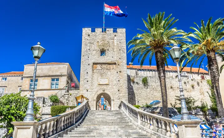 El casco antiguo de Korcula  guarda siglos de historia en sus iglesias, plazas y palacios de piedra.