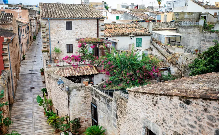 Casco antiguo de Alcudia en Mallorca