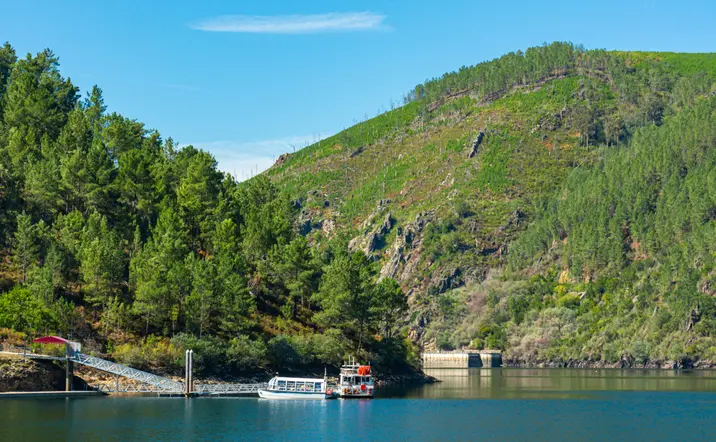 Navegar en catamarán por el río Sil es una experiencia única que permite admirar de cerca los cañones y la tranquilidad del paisaje gallego.