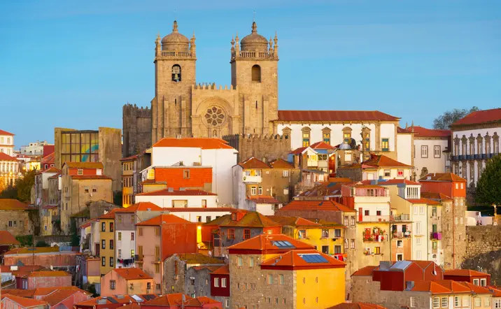 Barrio histórico de Ribeira con la catedral de Oporto al fondo