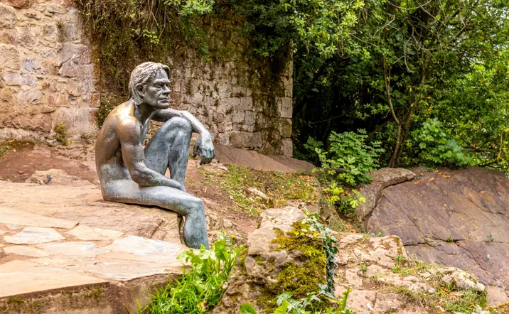 Monumento "El Hombre Pez" en el municipio de Liérganes, Cantabria
