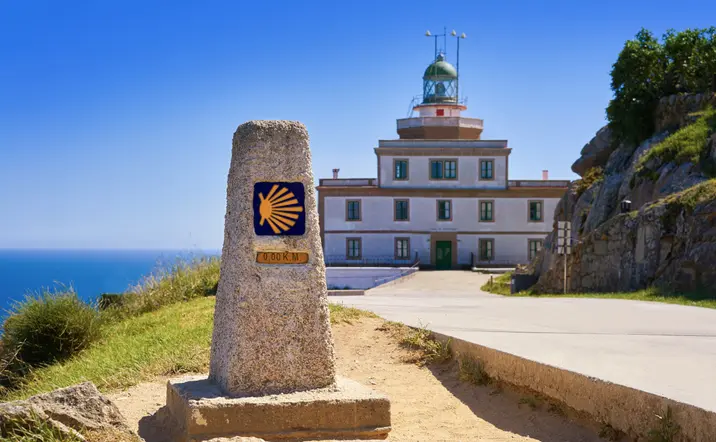El Faro de Finisterre guía almas y barcos en el confín de la tierra.