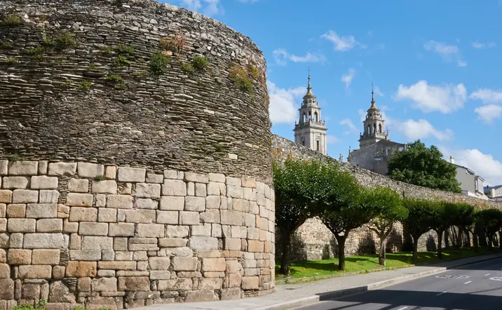 La Catedral de Lugo y la muralla romana dibujan la silueta histórica de una ciudad única, Patrimonio de la Humanidad.