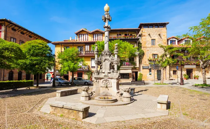 La plaza de Tres Caños en la localidad de Comillas, Cantabria