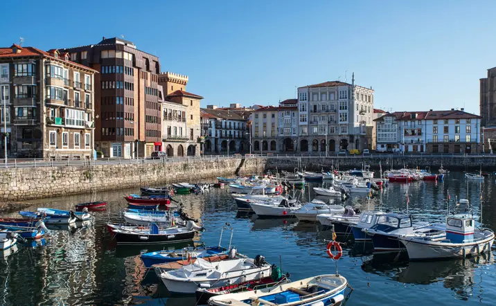 Pequeño puerto pesquero de Castro Urdiales, Cantabria