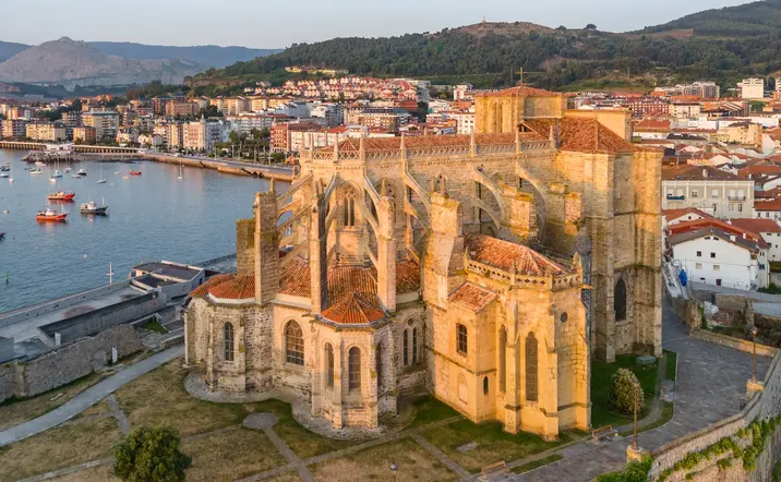 Imagen aérea de Santa María de la Asunción, Castro Urdiales